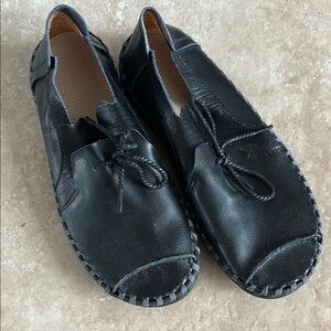 Black Leather Moccasin Loafers with Decorative Stitching